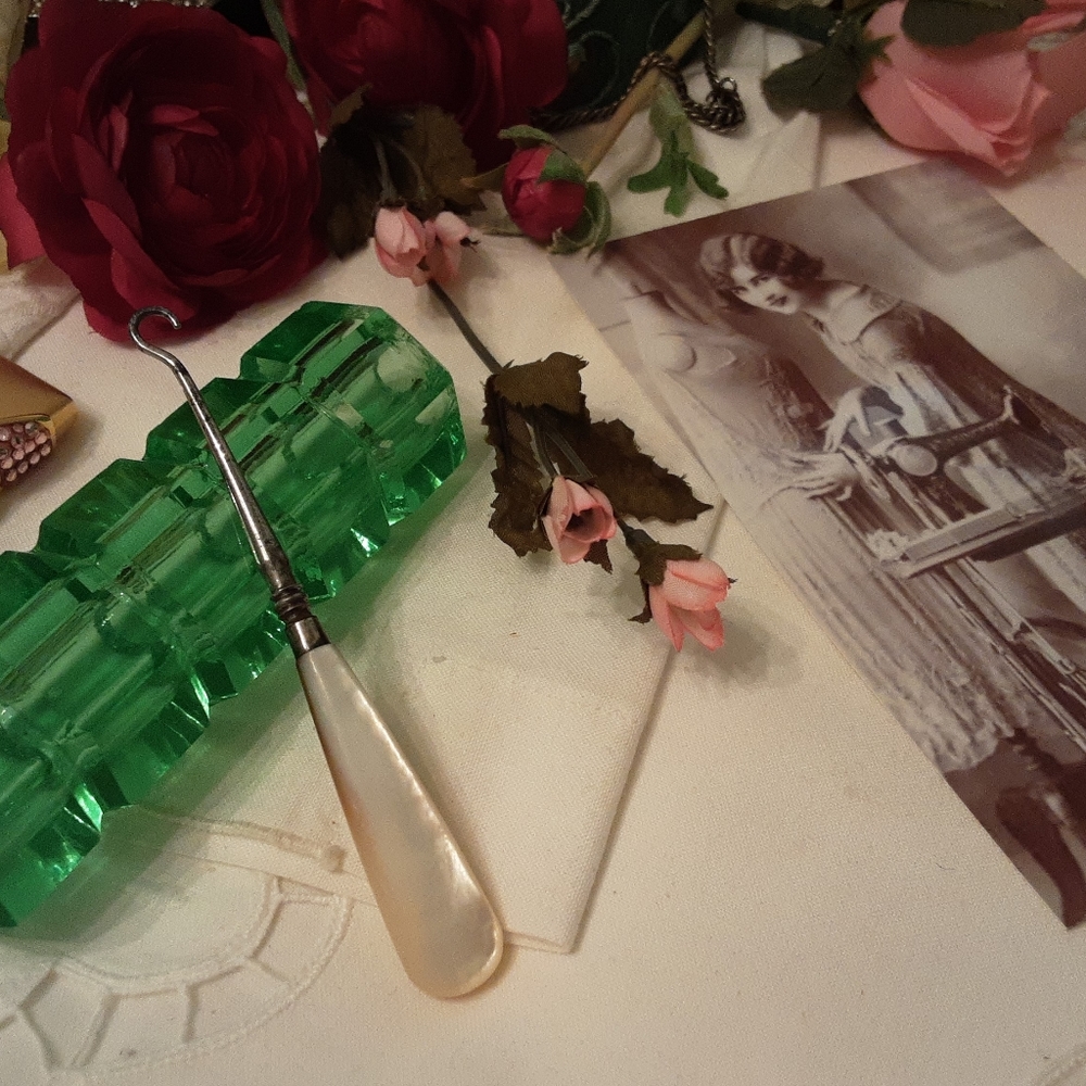 LUND, ANTIQUE 1900'S MOTHER OF PEARL VICTORIAN BUTTONHOOK